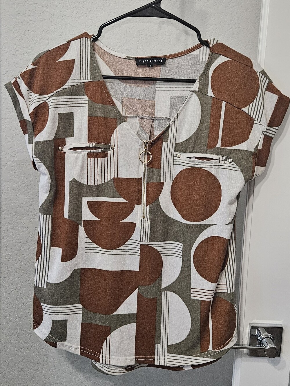 Fifth Avenue Geometric Zip Cap-Sleeve Blouse in Brown/Olive/White